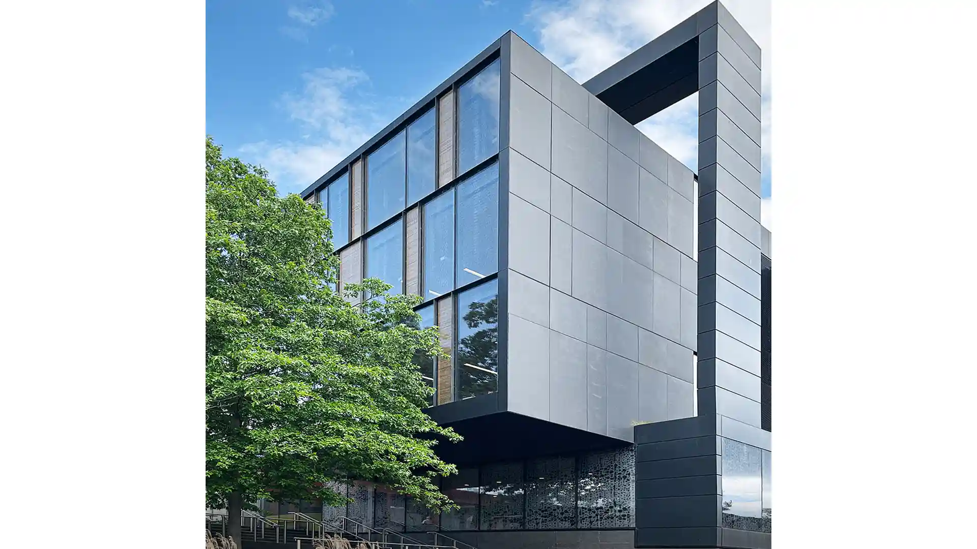 بتن اکسپوز در نمای ساختمان  ویژگی‌ها، مزایا و تکنیک‌ اجرا