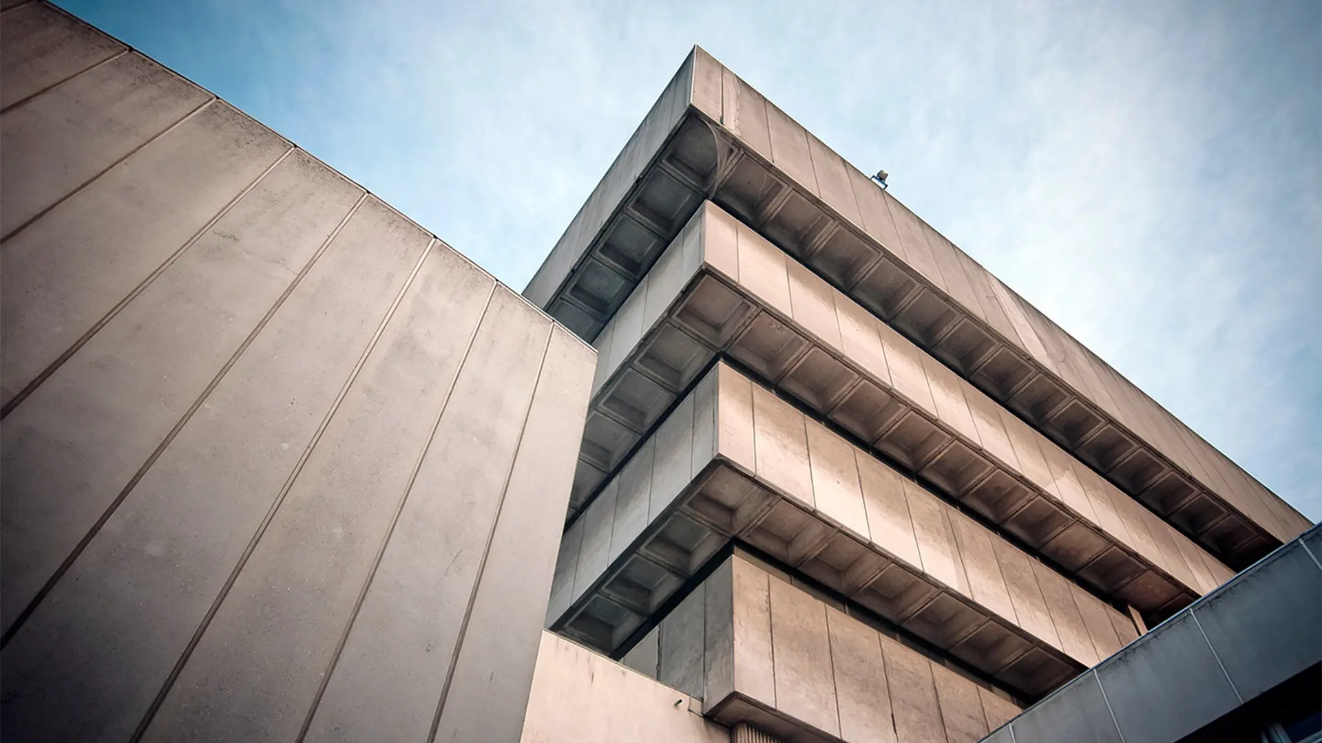 بتن اکسپوز در نمای ساختمان  ویژگی‌ها، مزایا و تکنیک‌ اجرا