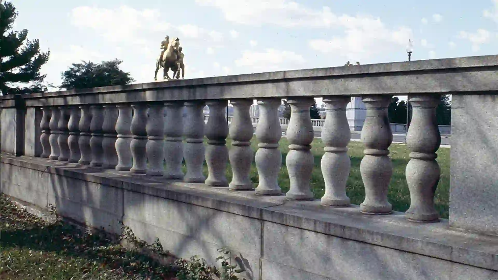 مقایسه نرده بتنی و نرده فلزی