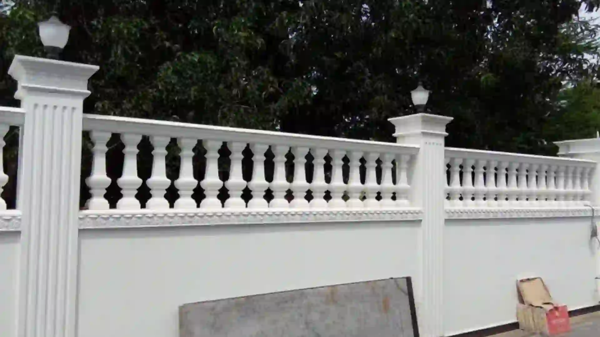 مقایسه نرده بتنی و نرده فلزی