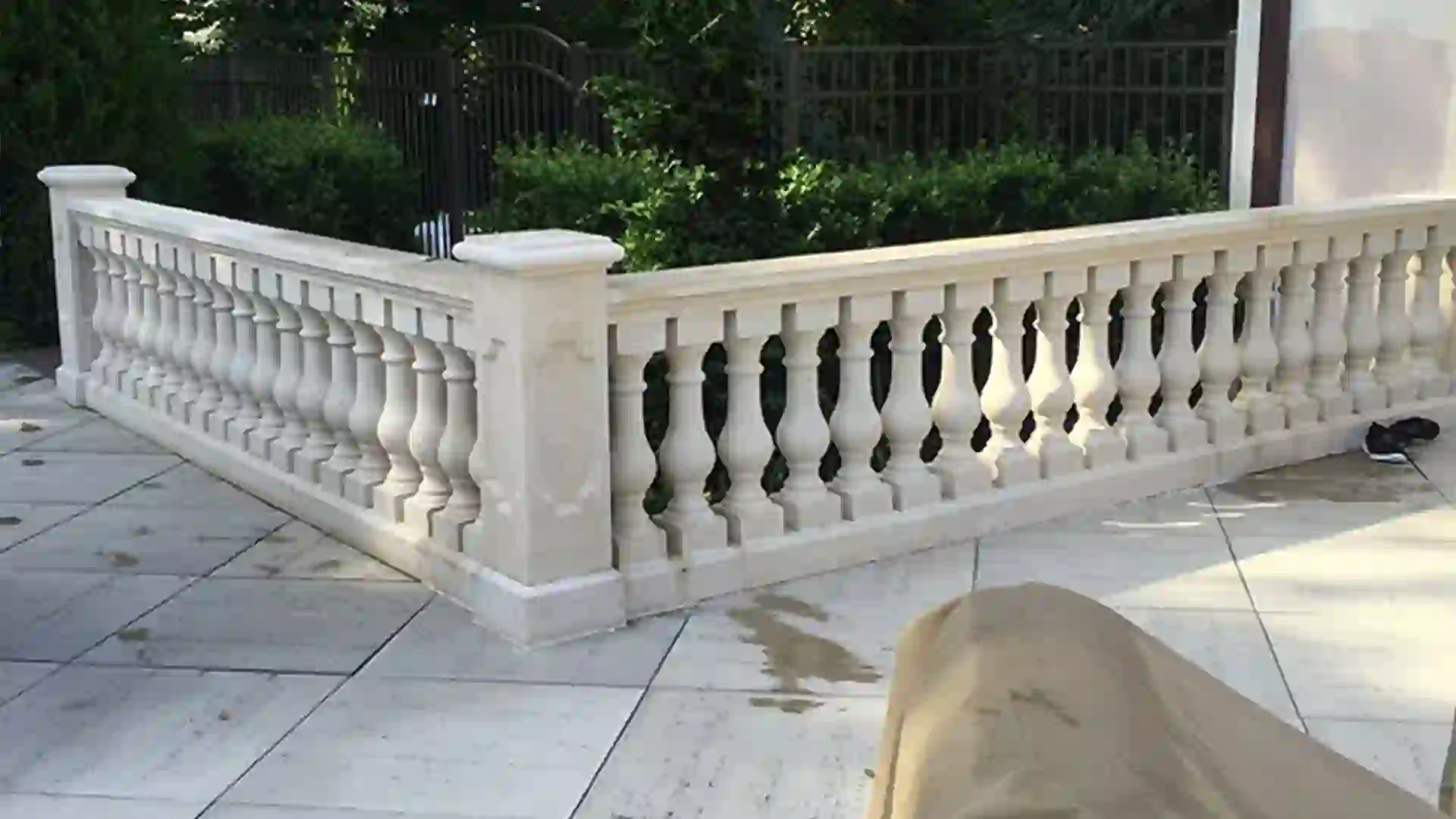 مقایسه نرده بتنی و نرده فلزی