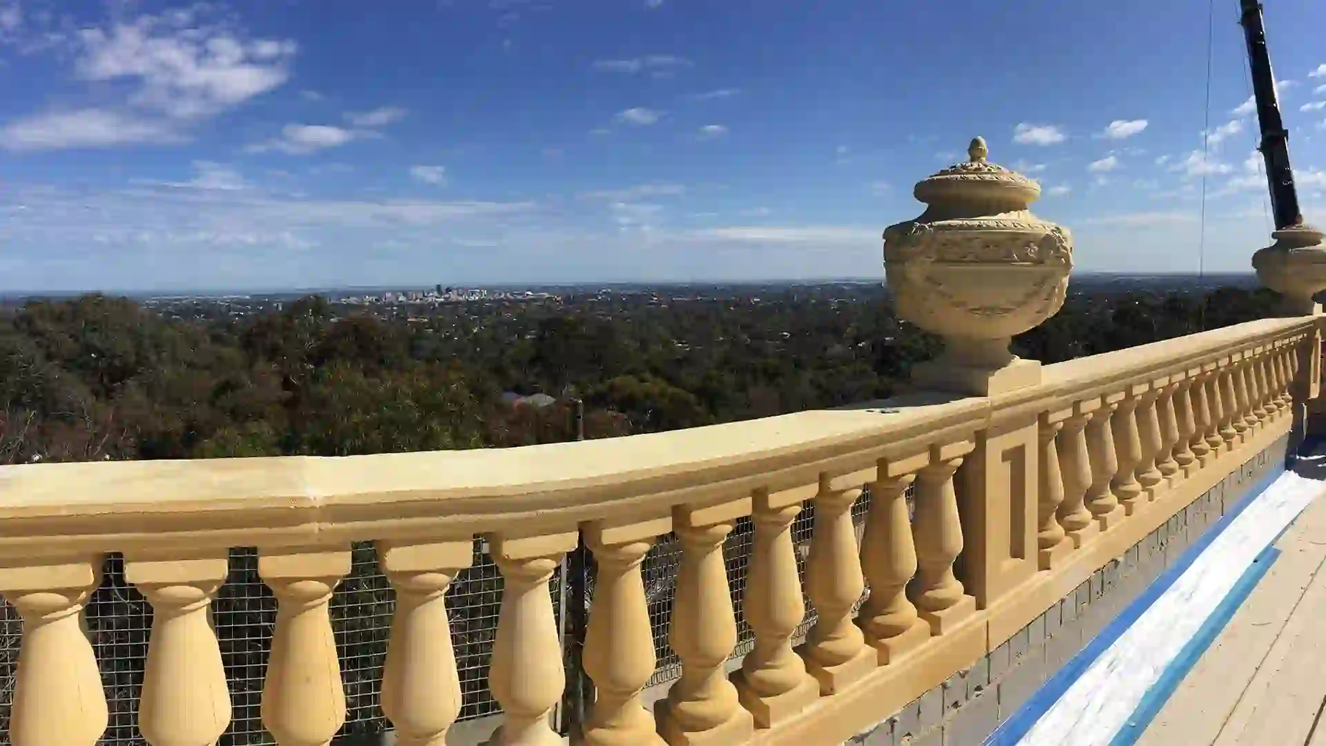 مقایسه نرده بتنی و نرده فلزی